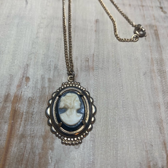 Vintage Elegant Mourning Cameo Pendant Necklace - Picture 3 of 6